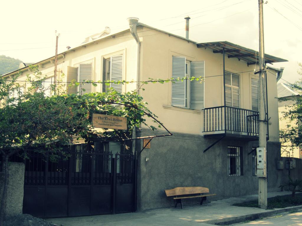 The Kiwi House Otel Lagodehi Dış mekan fotoğraf
